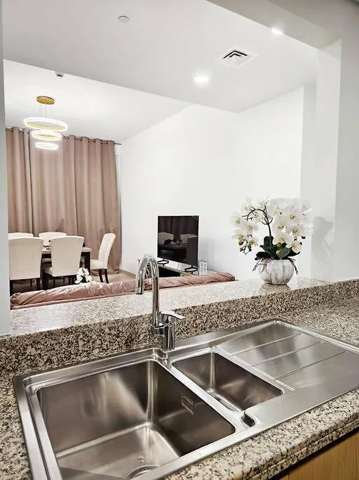Luxury Downtown Apartment With Burj Khalifa View ドバイ