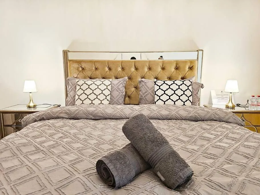 Luxury Downtown Apartment With Burj Khalifa View ドバイ